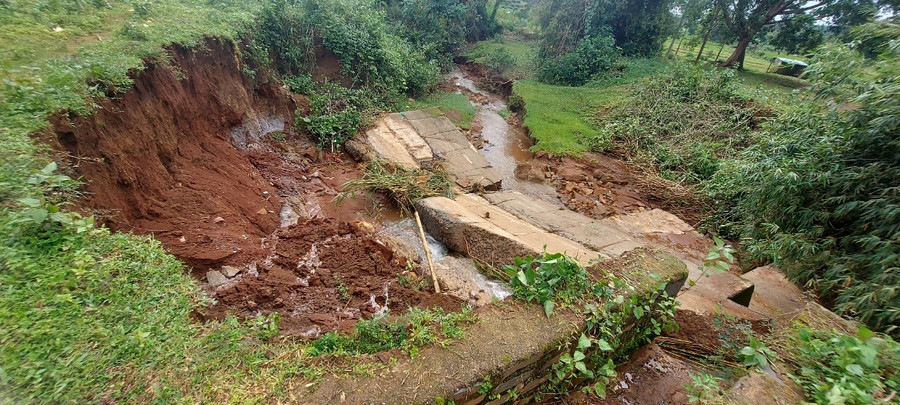 Mưa lớn gây sạt lở và sập cống khu vực giọt nước trên địa bàn xã Ia Krêl, huyện Đức Cơ. Ảnh: Lê Nam
