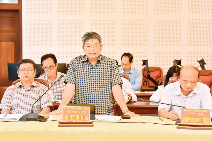 Giám đốc Sở Tài chính Nguyễn Anh Dũng thông tin về chỉ tiêu thu ngân sách nhà nước trên địa bàn. Ảnh: Đức Thụy