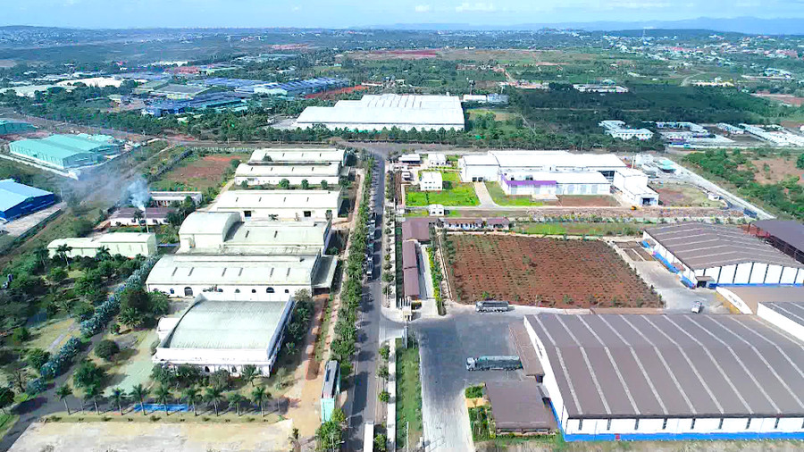 Nỗ lực cải cách thủ tục hành chính, tạo môi trường đầu tư thông thoáng từ các sở, ngành và địa phương giúp thu hút ngày càng nhiều nhà đầu tư đến với tỉnh. Ảnh: Hà Duy