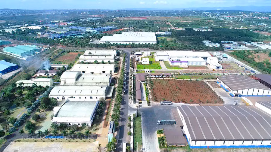 Nỗ lực cải cách thủ tục hành chính, tạo môi trường đầu tư thông thoáng từ các sở, ngành và địa phương giúp thu hút ngày càng nhiều nhà đầu tư đến với tỉnh. Ảnh: Hà Duy