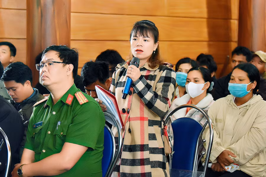 Cử tri Đào Thị Thu Hằng (thôn 4, xã Gào) bày tỏ lo lắng khi quốc lộ 19 đã dần hoàn thành nhưng hai bên lề đường tạo nên những rãnh sâu tiềm ẩn nguy cơ mất an toàn giao thông. Ảnh: Đức Thụy