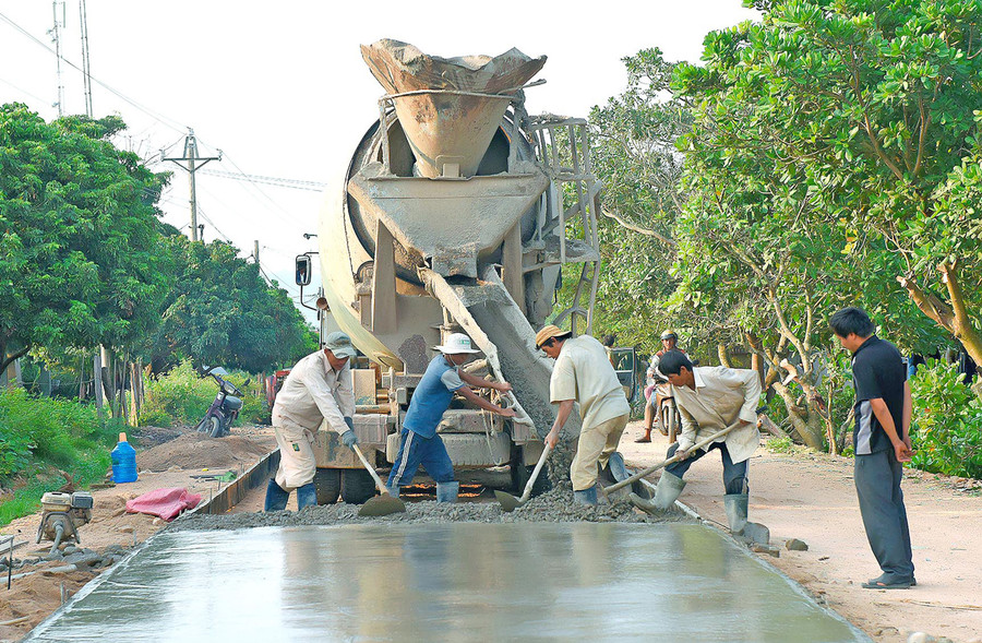 Thực hiện chương trình xây dựng nông thôn mới, hệ thống đường giao thông trên địa bàn tỉnh ngày càng hoàn thiện. Ảnh: Đ.T Thực hiện chương trình xây dựng nông thôn mới, hệ thống đường giao thông trên địa bàn tỉnh ngày càng hoàn thiện. Ảnh: Đ.T