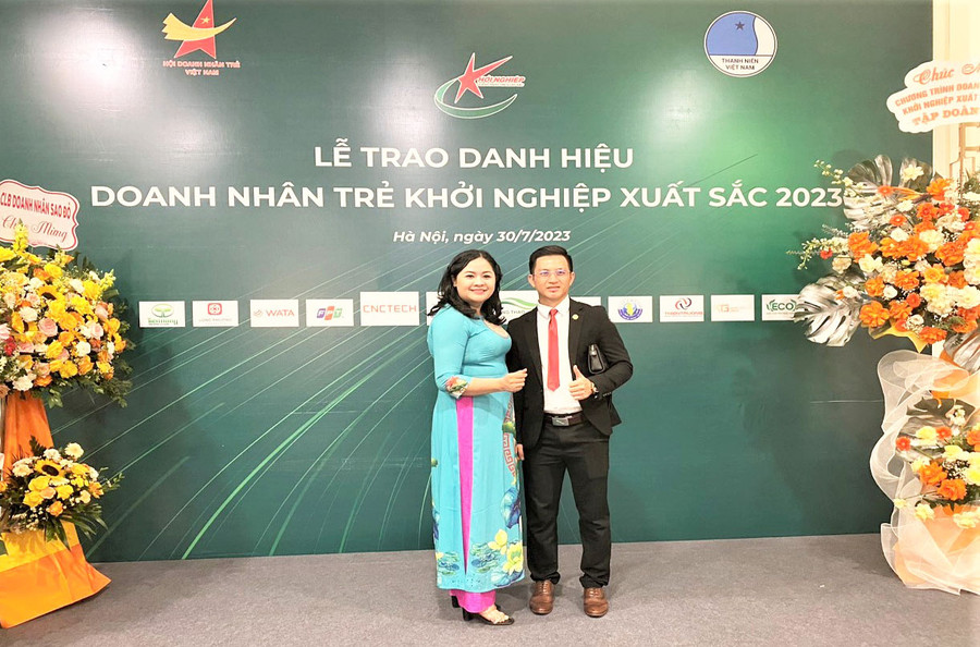 Chị Trần Thị Bé và anh Phạm Hồng Thưởng tại lễ vinh danh Doanh nhân trẻ khởi nghiệp xuất sắc toàn quốc năm 2023. Ảnh: Hà Đức Thành Chị Trần Thị Bé và anh Phạm Hồng Thưởng tại lễ vinh danh Doanh nhân trẻ khởi nghiệp xuất sắc toàn quốc năm 2023. Ảnh: Hà Đức Thành