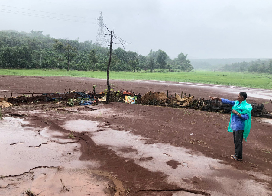 Ruộng lúa của gia đình ông Ksor Yăk (làng Bang, xã Ia Chía, huyện Ia Grai) bị bùn đất vùi lấp. Ảnh: Lê Nam