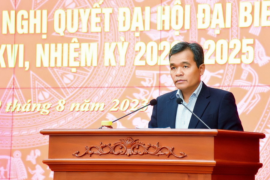 Ủy viên Ban Chấp hành Trung ương Đảng, Bí thư Tỉnh ủy, Chủ tịch HĐND tỉnh Hồ Văn Niên phát biểu tại hội nghị. Ảnh: Đ.T Ủy viên Ban Chấp hành Trung ương Đảng, Bí thư Tỉnh ủy, Chủ tịch HĐND tỉnh Hồ Văn Niên phát biểu tại hội nghị. Ảnh: Đ.T