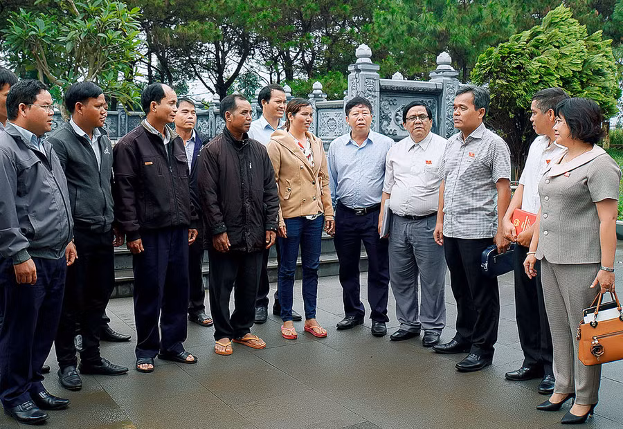 Ủy viên Ban Chấp hành Trung ương Đảng, Bí thư Tỉnh ủy, Chủ tịch HĐND tỉnh Hồ Văn Niên (thứ 3 từ phải sang) trò chuyện với cán bộ, cử tri các xã, phường của TP. Pleiku. Ảnh: Đ.T