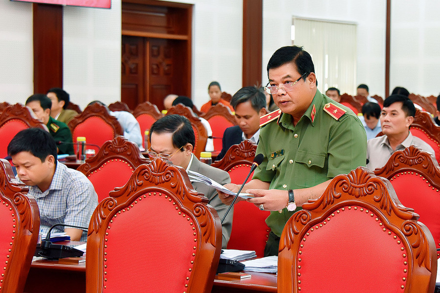 Thiếu tướng Rah Lan Lâm-Giám đốc Công an tỉnh phát biểu tham luận tại hội nghị. Ảnh: Đức Thụy Thiếu tướng Rah Lan Lâm-Giám đốc Công an tỉnh phát biểu tham luận tại hội nghị. Ảnh: Đức Thụy