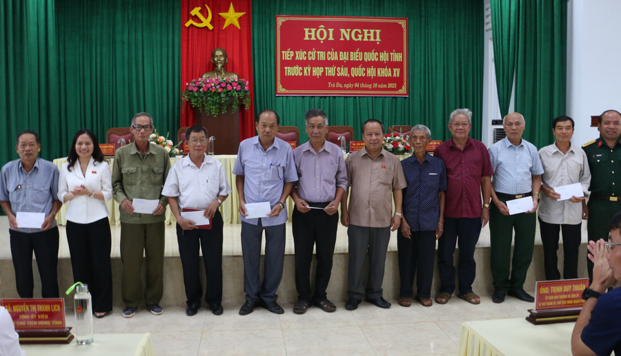 Đoàn đại biểu Quốc hội tặng 10 suất quà cho các gia đình chính sách, người có công trên địa bàn TP. Pleiku. Ảnh: Q.T Đoàn đại biểu Quốc hội tặng 10 suất quà cho các gia đình chính sách, người có công trên địa bàn TP. Pleiku. Ảnh: Q.T