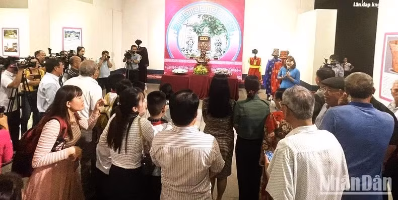 Các đại biểu và du khách tham quan gian trưng bày thờ cúng Vua Hùng.