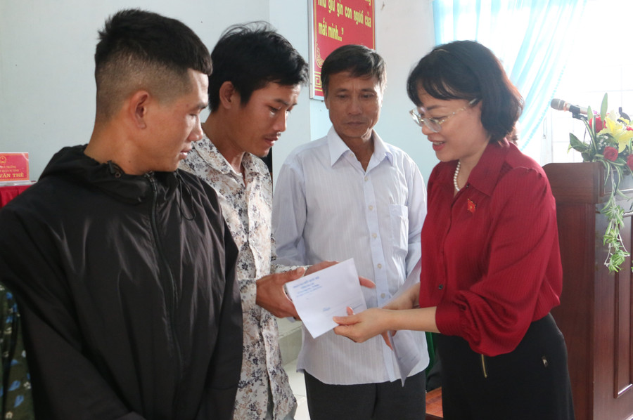 Bà Nguyễn Thị Mai Phương-Phó Chủ nhiệm Ủy ban Pháp luật của Quốc hội trao quà cho các hộ gia đình chính sách, người có công trên địa bàn thị xã An Khê. Ảnh: Quang Tấn Bà Nguyễn Thị Mai Phương-Phó Chủ nhiệm Ủy ban Pháp luật của Quốc hội trao quà cho các hộ gia đình chính sách, người có công trên địa bàn thị xã An Khê. Ảnh: Quang Tấn