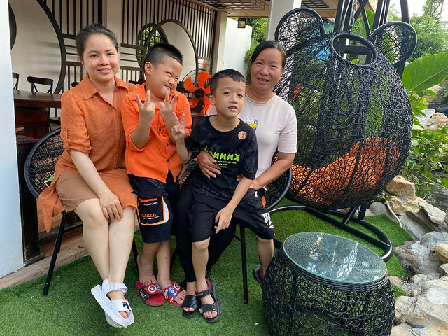 Hai người mẹ của Tin - Pin (từ trái qua: chị Hiền, Tin, Pin, chị Mỹ). Ảnh: L.V