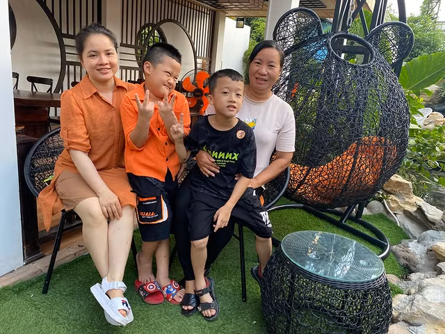 Hai người mẹ của Tin - Pin (từ trái qua: chị Hiền, Tin, Pin, chị Mỹ). Ảnh: L.V