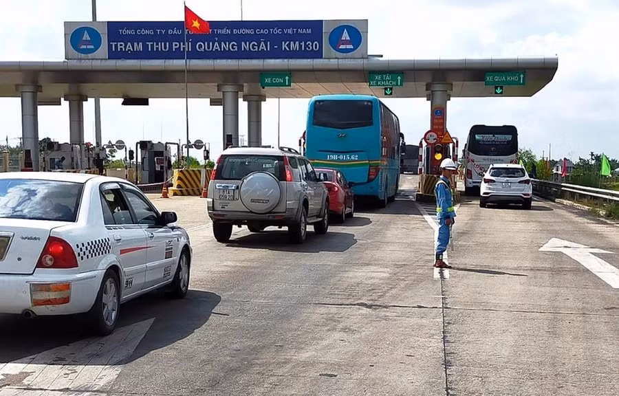 Phương tiện lưu thông qua trạm thu phí của tuyến Cao tốc Đà Nẵng-Quảng Ngãi. Ảnh: CTV/Vietnam+