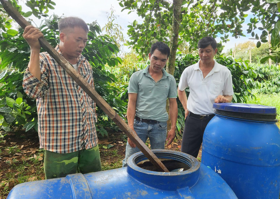 Ông Nguyễn Văn Thiện (bìa trái, thôn 1, xã Ia Ka, huyện Chư Păh) hướng dẫn người dân cách ủ chế phẩm IMO. Ảnh: N.S Ông Nguyễn Văn Thiện (bìa trái, thôn 1, xã Ia Ka, huyện Chư Păh) hướng dẫn người dân cách ủ chế phẩm IMO. Ảnh: N.S