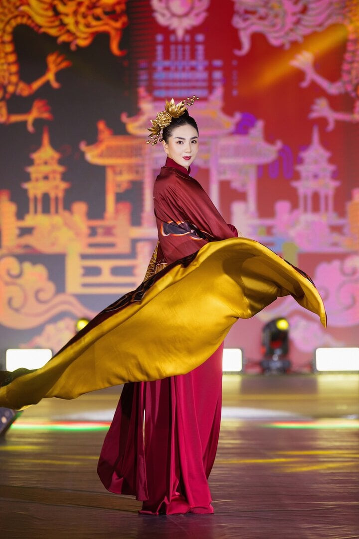 NSND Như Quỳnh, BTV Mai Ngọc trình diễn áo dài ảnh 4 NSND Như Quỳnh, BTV Mai Ngọc trình diễn áo dài ảnh 4