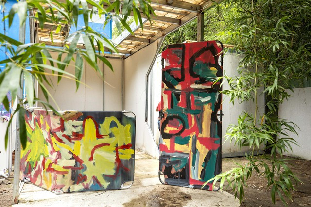 Tranh vẽ trên giường bố xuất hiện ở triển lãm 'Được rồi được rồi' của Bùi Chát - Ảnh 4.