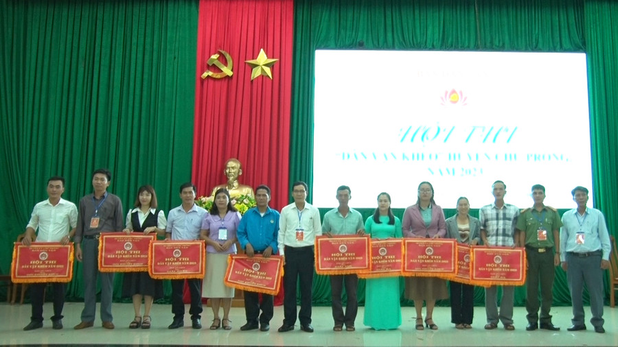 Ban tổ chức trao giải cho các đội nhất, nhì, ba. Ảnh: Khánh Linh Ban tổ chức trao giải cho các đội nhất, nhì, ba. Ảnh: Khánh Linh