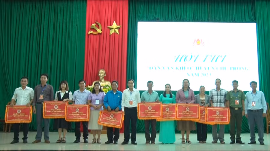 Ban tổ chức trao giải cho các đội nhất, nhì, ba. Ảnh: Khánh Linh