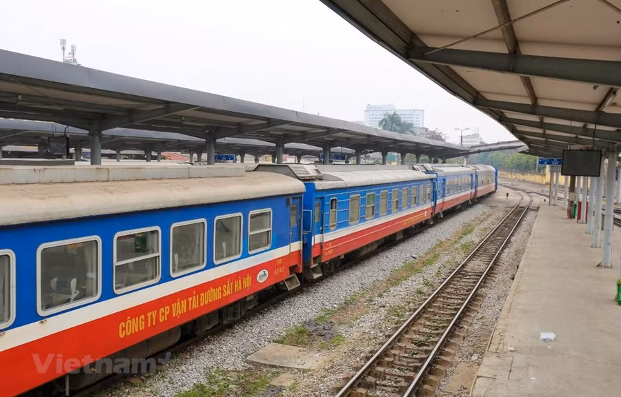 Đoàn tàu của Tổng công ty Đường sắt Việt Nam tại Ga Hà Nội. Ảnh: Minh Sơn/Vietnam+