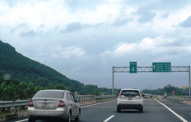 Phương tiện lưu thông trên tuyến cao tốc Nội Bài-Lào Cai đã được đưa vào khai thác và vận hành. Ảnh: Việt Hùng/Vietnam+ Phương tiện lưu thông trên tuyến cao tốc Nội Bài-Lào Cai đã được đưa vào khai thác và vận hành. Ảnh: Việt Hùng/Vietnam+