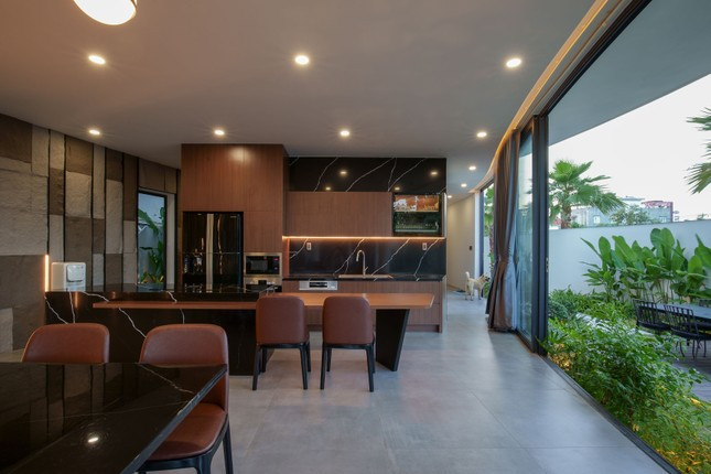 Phòng khách, bếp ăn không có vách ngăn, giúp kết nối không gian với nhau. Phòng khách, bếp ăn không có vách ngăn, giúp kết nối không gian với nhau.