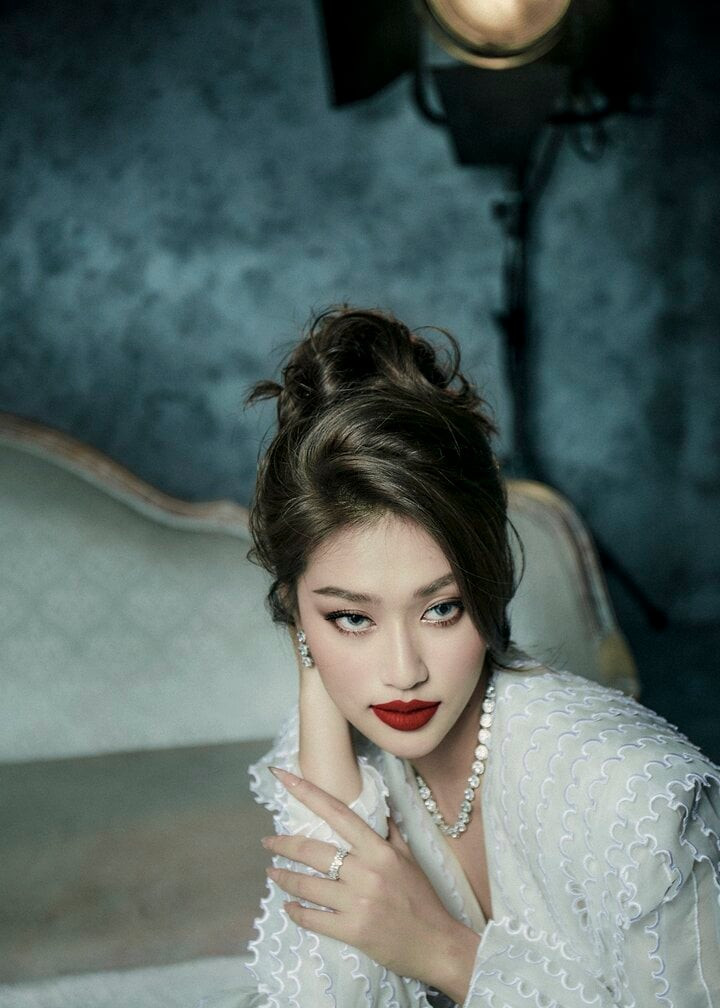 Trong bộ ảnh, Thiên Ân tập trung thể hiện sắc thái lạnh lùng trên biểu cảm gương mặt. Bứt phá từ màu ảnh đến gương mặt, thần thái và ánh mắt sắc sảo pha chút ma mị của Thiên Ân khiến khán giả liên tưởng đến những nữ minh tinh màn bạc.