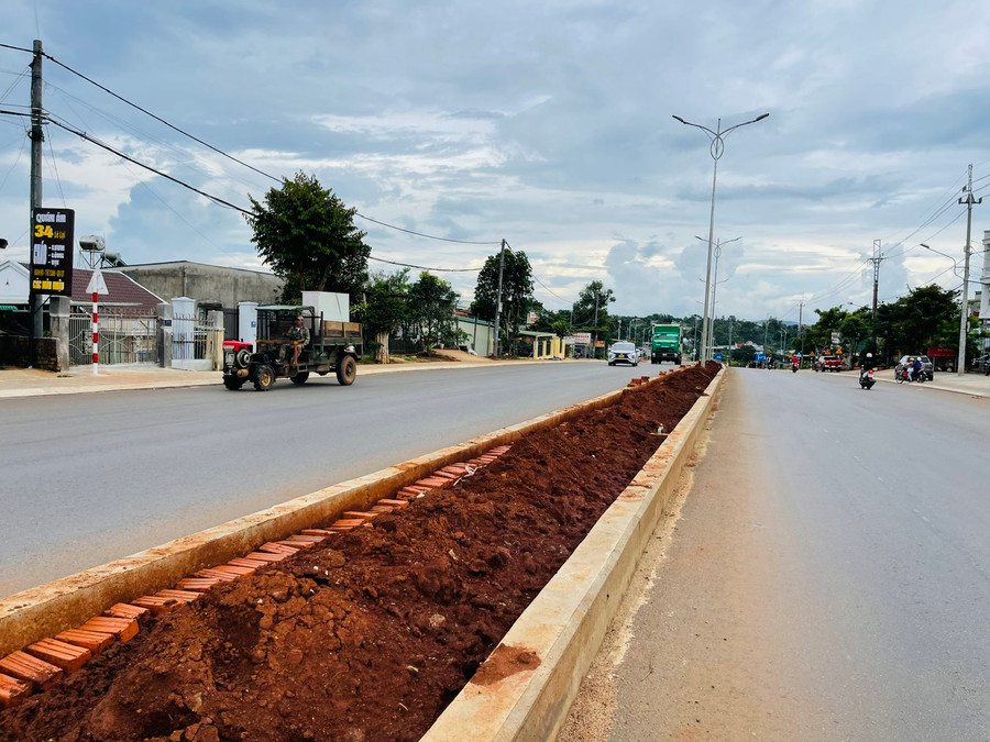 Hiện nay, nhu cầu về đất san lấp phục vụ các công trình mục tiêu quốc gia trên địa bàn tỉnh là rất lớn. Ảnh: M.N Hiện nay, nhu cầu về đất san lấp phục vụ các công trình mục tiêu quốc gia trên địa bàn tỉnh là rất lớn. Ảnh: M.N