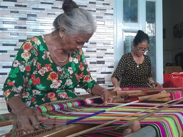 Phụ nữ dân tộc S&apos;tiêng ở Bình Phước dệt thổ cẩm. Ảnh: K GƯỈH/TTXVN
