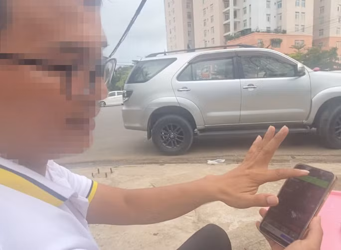 Tài xế Chương đang hướng dẫn cách cài đặt phần mềm “TAXImet” (ảnh cắt từ clip).