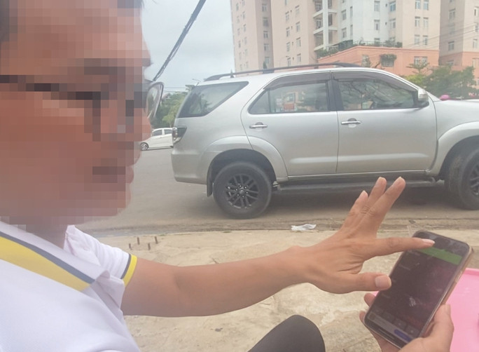 ĐIỀU TRA: Vạch trần mánh khóe thổi giá cước vận tải - Ảnh 4. Tài xế Chương đang hướng dẫn cách cài đặt phần mềm “TAXImet” (ảnh cắt từ clip).