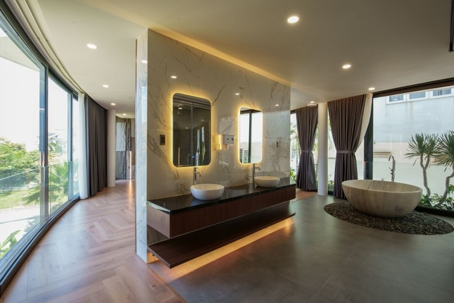 Phòng tắm tiện nghi, sang trọng, phân biệt với phòng ngủ qua sàn lát gạch chứ không phải sàn gỗ. Phòng tắm tiện nghi, sang trọng, phân biệt với phòng ngủ qua sàn lát gạch chứ không phải sàn gỗ.