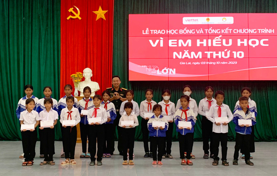 Trung tá Võ Trần Trung-Phó Giám đốc giải pháp công nghệ thông tin Viettel Gia lai trao học bổng &quot;Vì em hiếu học&quot; cho các em học sinh huyện Kông Chro. Ảnh: Thúy Ngọ