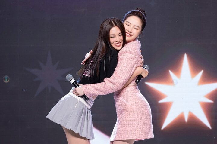 Trong ngày đặc biệt của Hoa hậu Tiểu Vy, nữ ca sĩ Bảo Thy cũng xuất hiện với vai trò khách mời. Trong ngày đặc biệt của Hoa hậu Tiểu Vy, nữ ca sĩ Bảo Thy cũng xuất hiện với vai trò khách mời.