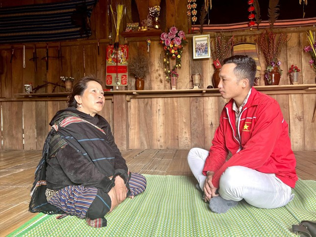 Bà Y Lim trò chuyện với phóng viên Tiền Phong Bà Y Lim trò chuyện với phóng viên Tiền Phong