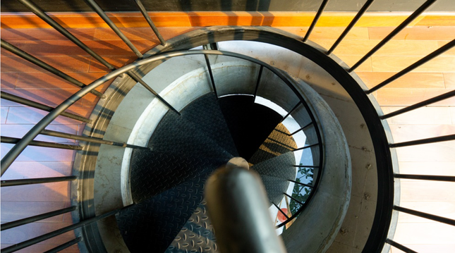 Cầu thang xoắn mang đến nét mới mẻ cho kiến trúc căn biệt thự.