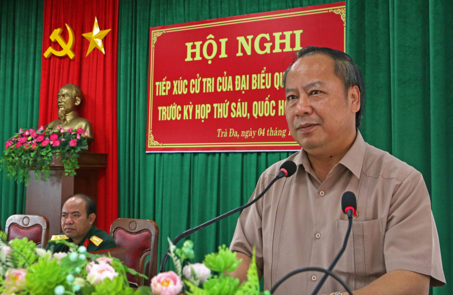 Phó Bí thư Thường trực Tỉnh ủy, Trưởng đoàn đại biểu Quốc hội tỉnh Châu Ngọc Tuấn phát biểu kết luận buổi tiếp xúc cử tri. Ảnh: Q.T Phó Bí thư Thường trực Tỉnh ủy, Trưởng đoàn đại biểu Quốc hội tỉnh Châu Ngọc Tuấn phát biểu kết luận buổi tiếp xúc cử tri. Ảnh: Q.T