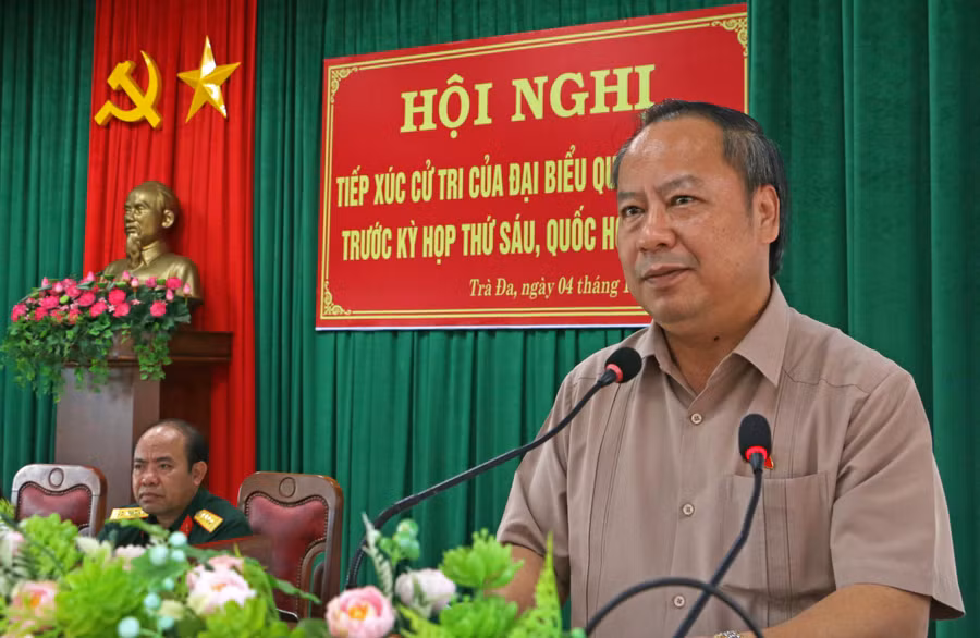 Phó Bí thư Thường trực Tỉnh ủy, Trưởng đoàn đại biểu Quốc hội tỉnh Châu Ngọc Tuấn phát biểu kết luận buổi tiếp xúc cử tri. Ảnh: Q.T