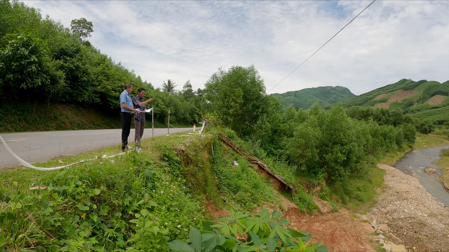 Đoạn qua xã Ba Dinh, huyện Ba Tơ, tỉnh Quảng Ngãi bị sạt lở nghiêm trọng Đoạn qua xã Ba Dinh, huyện Ba Tơ, tỉnh Quảng Ngãi bị sạt lở nghiêm trọng