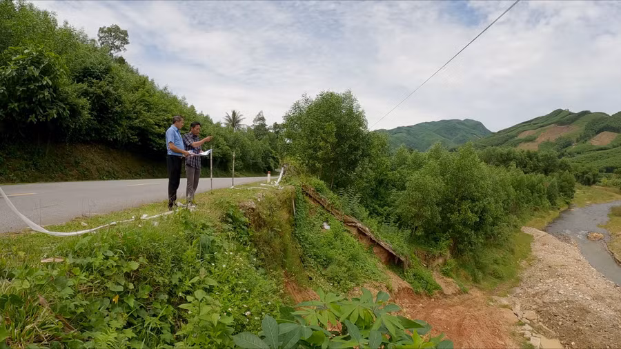 Đoạn qua xã Ba Dinh, huyện Ba Tơ, tỉnh Quảng Ngãi bị sạt lở nghiêm trọng