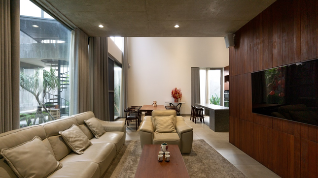 Phòng khách là tổng hòa của thiết kế hiện đại và phong cách nhiệt đới Á Đông.