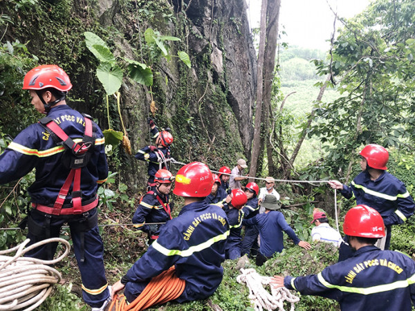 Cảnh sát Phòng cháy chữa cháy và cứu nạn cứu hộ Công an tỉnh Thừa Thiên-Huế nỗ lực đưa thi thể anh Trần Công T. bị tử vong khi vào rừng lấy mật ong về an táng. Cảnh sát Phòng cháy chữa cháy và cứu nạn cứu hộ Công an tỉnh Thừa Thiên-Huế nỗ lực đưa thi thể anh Trần Công T. bị tử vong khi vào rừng lấy mật ong về an táng.