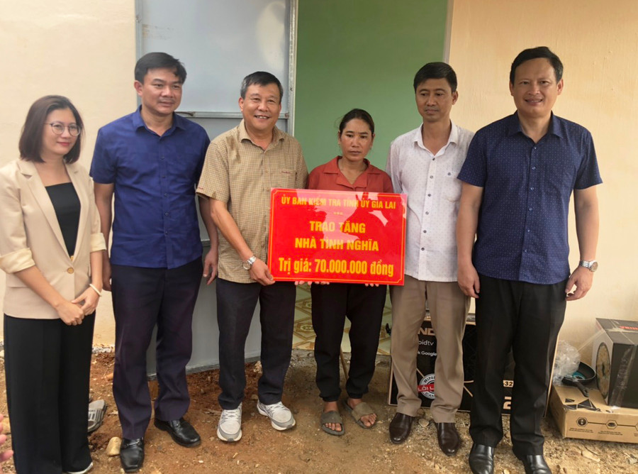 Đồng chí Thái Thanh Bình-Ủy viên Ban Thường vụ Tỉnh ủy, Chủ nhiệm Ủy ban Kiểm tra Tỉnh ủy Gia Lai (thứ 3 từ trái sang) tặng nhà tình nghĩa cho hộ nghèo xã Krong. Ảnh: Hồng Hạnh