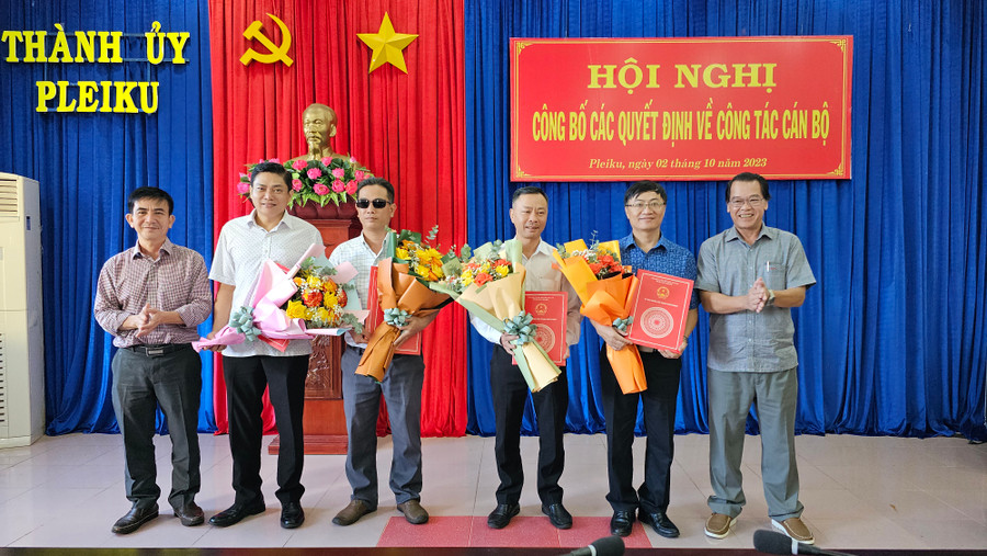 Lãnh đạo Thành ủy, UBND TP. Pleiku trao quyết định và tặng hoa chúc mừng điều động công tác cán bộ cho các đồng chí nhận nhiệm vụ mới. Ảnh: Bá Bính Lãnh đạo Thành ủy, UBND TP. Pleiku trao quyết định và tặng hoa chúc mừng điều động công tác cán bộ cho các đồng chí nhận nhiệm vụ mới. Ảnh: Bá Bính