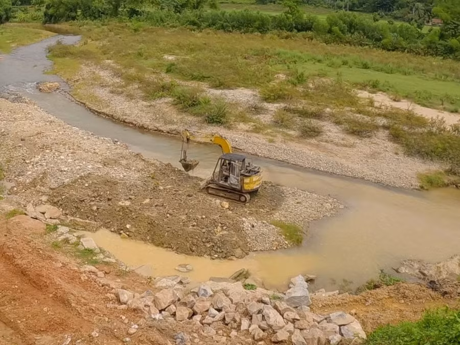 Thi công gia cố điểm sạt lở trước mùa mưa bão