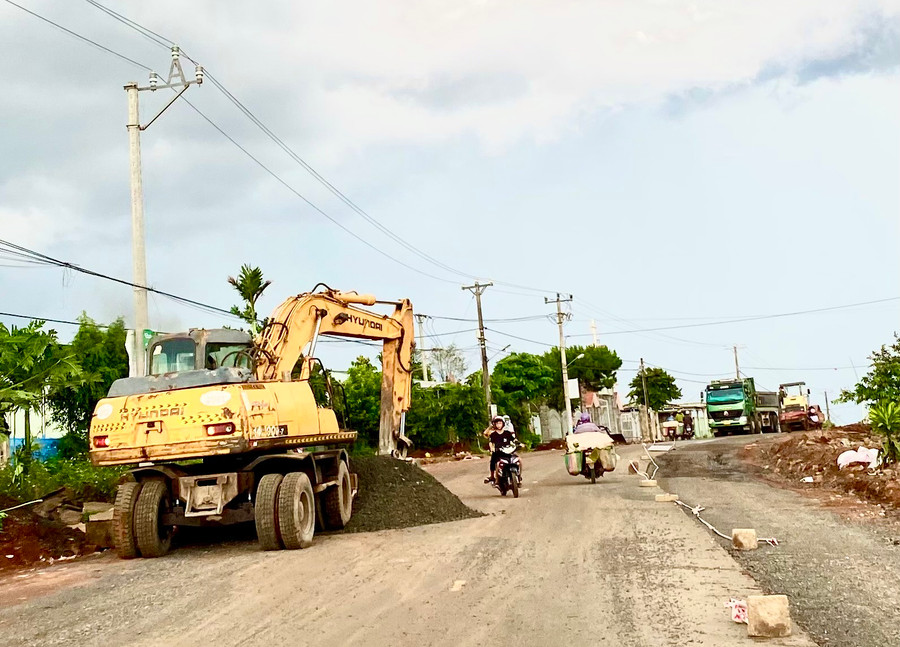 Tỉnh Gia Lai có nhiều giải pháp nhằm tháo gỡ khó khăn, vướng mắc về đất san lấp cho các công trình xây dựng từ nguồn vốn ngân sách. Ảnh: Kim Linh Tỉnh Gia Lai có nhiều giải pháp nhằm tháo gỡ khó khăn, vướng mắc về đất san lấp cho các công trình xây dựng từ nguồn vốn ngân sách. Ảnh: Kim Linh
