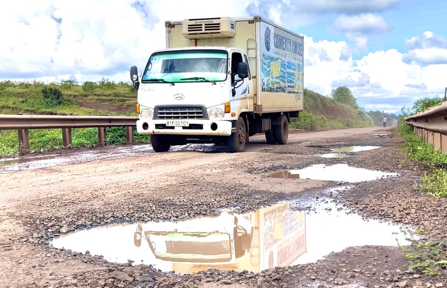Tuyến đường liên huyện Đak Đoa-Chư Prông xuống cấp nghiêm trọng gây khó khăn cho người và phương tiện tham gia giao thông. Ảnh: M.N Tuyến đường liên huyện Đak Đoa-Chư Prông xuống cấp nghiêm trọng gây khó khăn cho người và phương tiện tham gia giao thông. Ảnh: M.N
