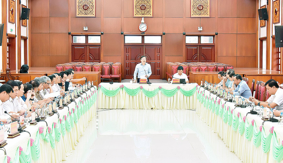 Phó Bí thư Tỉnh ủy, Chủ tịch UBND tỉnh Trương Hải Long phát biểu tại hội nghị. Ảnh: Đức Thụy Phó Bí thư Tỉnh ủy, Chủ tịch UBND tỉnh Trương Hải Long phát biểu tại hội nghị. Ảnh: Đức Thụy