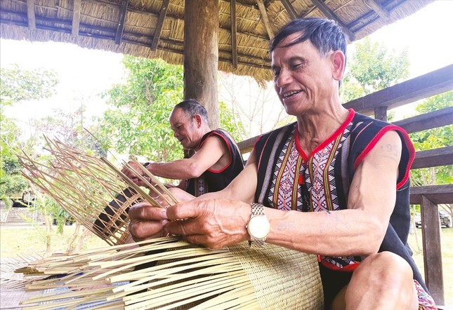 Nghệ nhân Ưu tú đan lát A Lễ Nghệ nhân Ưu tú đan lát A Lễ