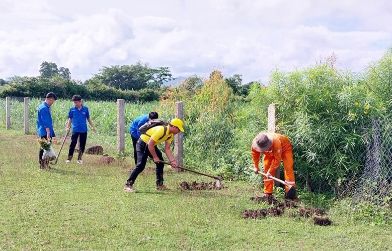Đoàn viên, thanh niên huyện Kông Chro tham gia trồng cây xanh. Ảnh: Phương Liên Đoàn viên, thanh niên huyện Kông Chro tham gia trồng cây xanh. Ảnh: Phương Liên