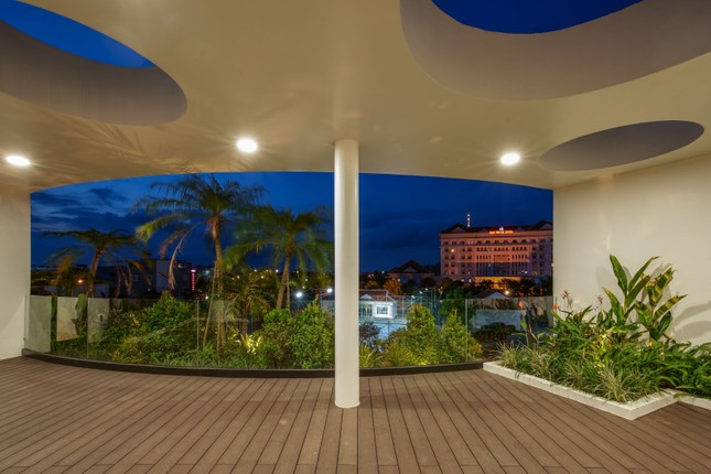 Khoảng sân lớn dành cho vui chơi và tổ chức tiệc. Khoảng sân lớn dành cho vui chơi và tổ chức tiệc.